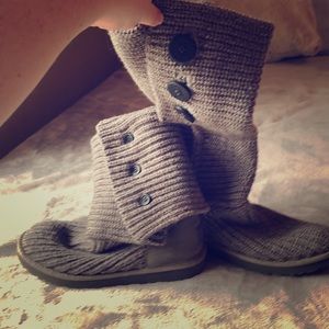 Ugg classic Cardy 7 gray sweater boots